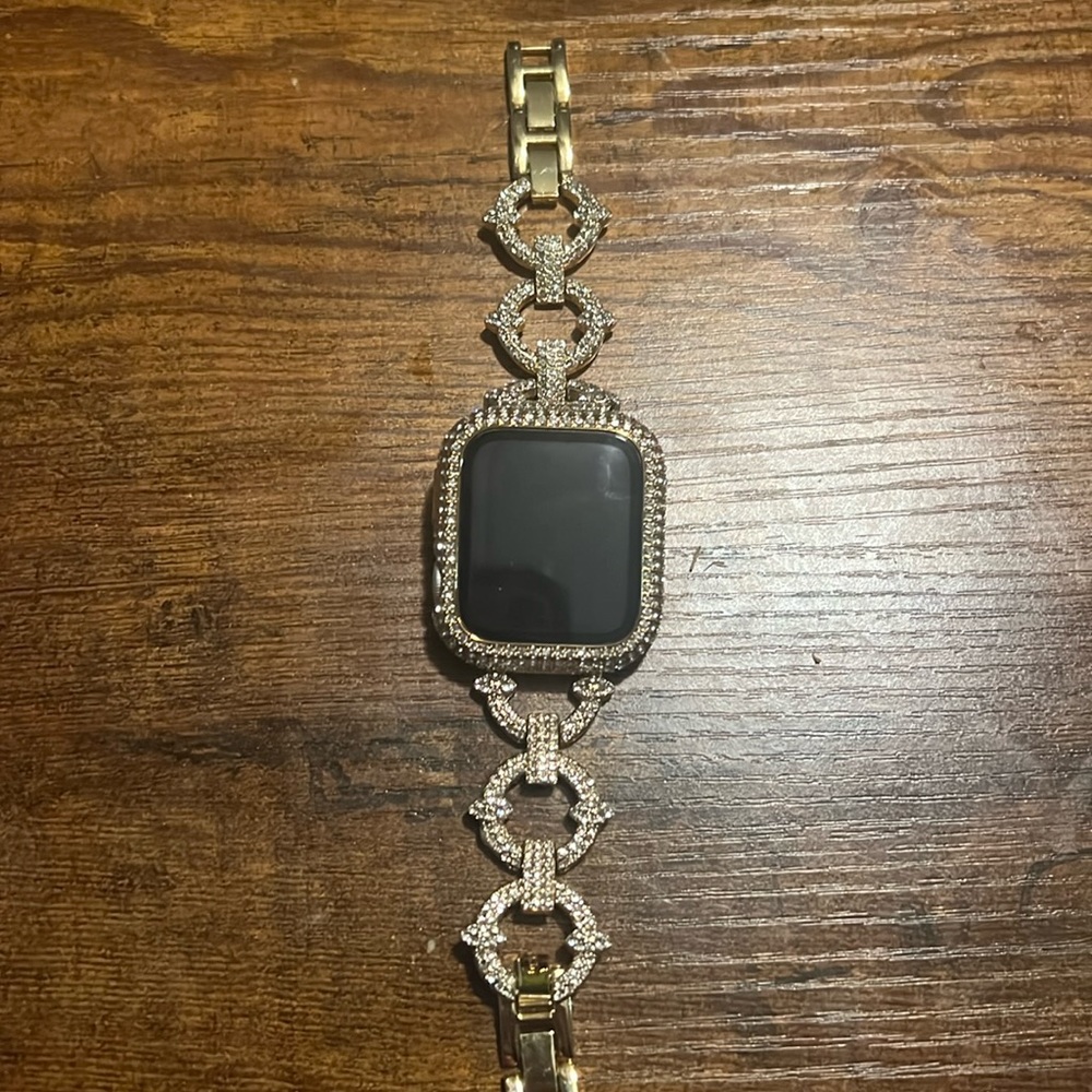 Apple Watch SE (2nd
Generation) 40mm Silver
Aluminum Case with White Spor